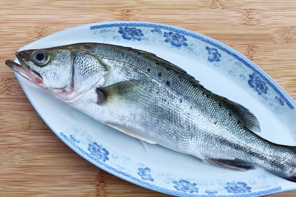 海鱸魚(yú)刺多嗎 屬于刺少的魚(yú)