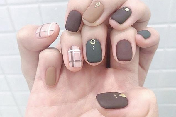 霧面格紋美甲圖片 高級(jí)時(shí)髦磨砂格紋美甲 霧面格紋美甲圖片 高級(jí)時(shí)髦磨砂格紋美甲