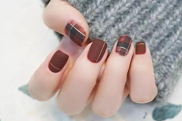 霧面格紋美甲圖片 高級(jí)時(shí)髦磨砂格紋美甲 霧面格紋美甲圖片 高級(jí)時(shí)髦磨砂格紋美甲