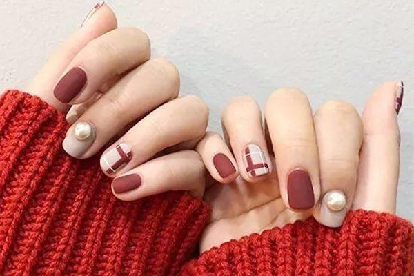 霧面格紋美甲圖片 高級(jí)時(shí)髦磨砂格紋美甲 霧面格紋美甲圖片 高級(jí)時(shí)髦磨砂格紋美甲