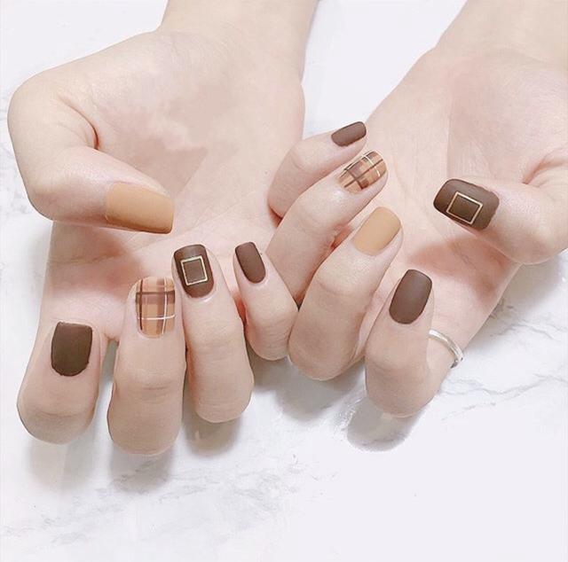 霧面格紋美甲圖片 高級(jí)時(shí)髦磨砂格紋美甲 霧面格紋美甲圖片 高級(jí)時(shí)髦磨砂格紋美甲