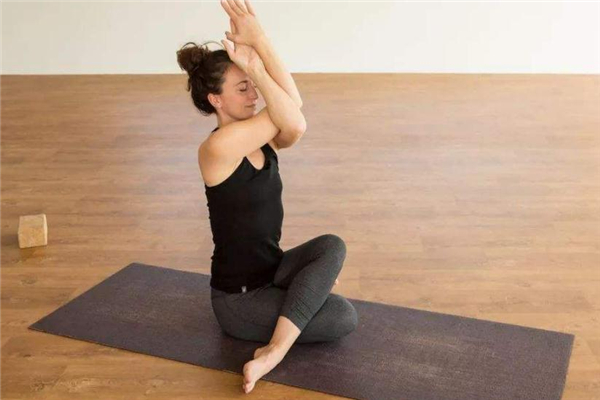 陰瑜伽和流瑜伽的區(qū)別 動作體態(tài)不同 陰瑜伽和流瑜伽的區(qū)別 動作體態(tài)不同