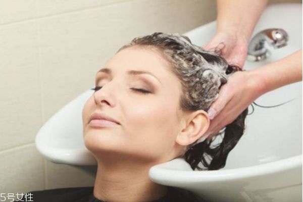 拉直頭發(fā)有味道怎么辦 拉直頭發(fā)怎么護理 拉直頭發(fā)有味道怎么辦 拉直頭發(fā)怎么護理