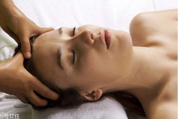 拉直頭發(fā)有味道怎么辦 拉直頭發(fā)怎么護理 拉直頭發(fā)有味道怎么辦 拉直頭發(fā)怎么護理