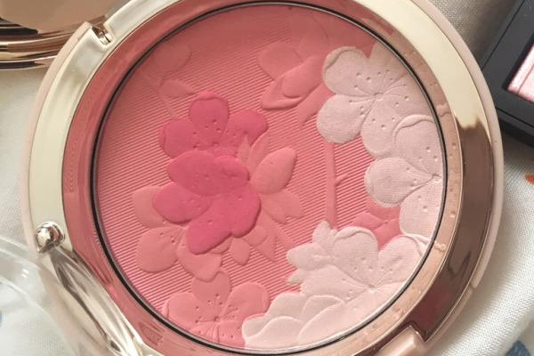 白底偏黃膚色適合什么腮紅 玫瑰粉提升氣色 白底偏黃膚色適合什么腮紅 玫瑰粉提升氣色