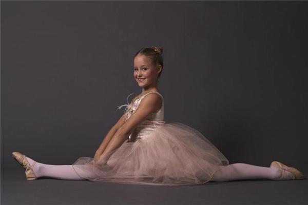 初學(xué)者怎樣練劈叉 不要心急 初學(xué)者怎樣練劈叉 不要心急