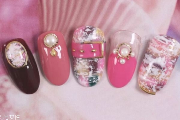 藍(lán)色美甲怎么做 精致美甲做法教程 藍(lán)色美甲怎么做 精致美甲做法教程