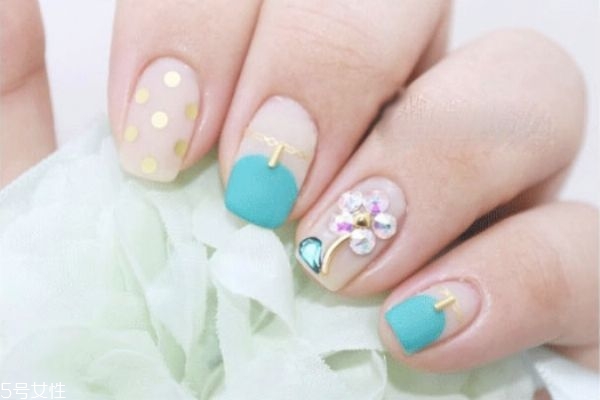 藍(lán)色鉆石美甲教程 藍(lán)色小花美甲教程 藍(lán)色鉆石美甲教程 藍(lán)色小花美甲教程