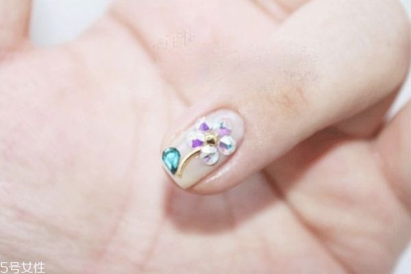 藍(lán)色鉆石美甲教程 藍(lán)色小花美甲教程 藍(lán)色鉆石美甲教程 藍(lán)色小花美甲教程