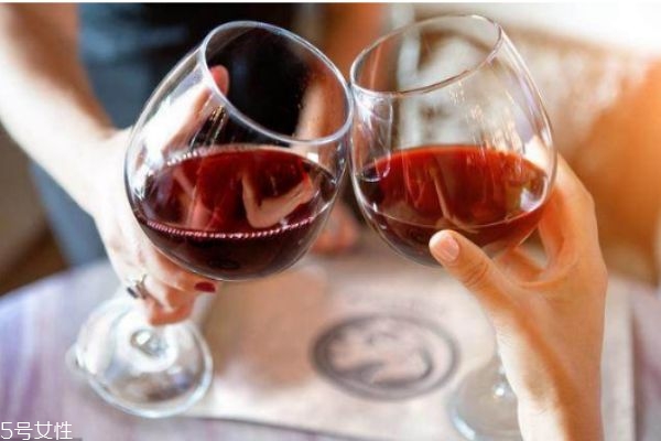 紅酒為什么能美容 紅酒美容養(yǎng)顏方法 紅酒為什么能美容 紅酒美容養(yǎng)顏方法