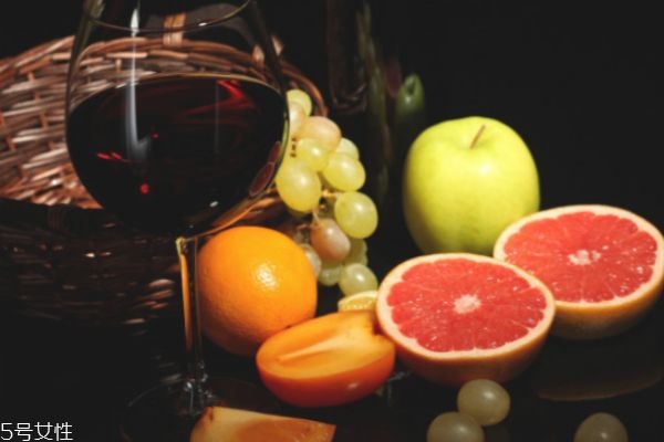紅酒為什么能美容 紅酒美容養(yǎng)顏方法 紅酒為什么能美容 紅酒美容養(yǎng)顏方法
