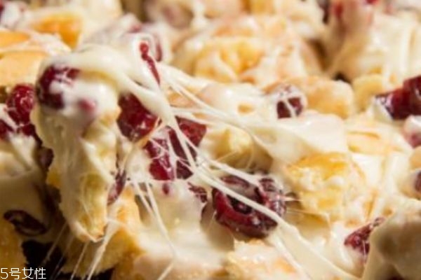 雪花酥和牛軋?zhí)堑膮^(qū)別 升級(jí)版牛軋?zhí)? alt=