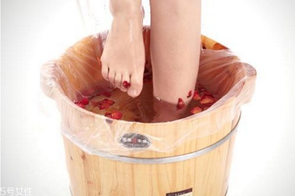 泡腳每天應(yīng)該泡多久 如何正確泡腳 泡腳每天應(yīng)該泡多久 如何正確泡腳