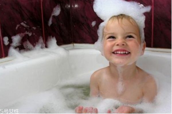 冬天每天洗澡的壞處 冬天最科學(xué)的洗澡時(shí)間 冬天每天洗澡的壞處 冬天最科學(xué)的洗澡時(shí)間
