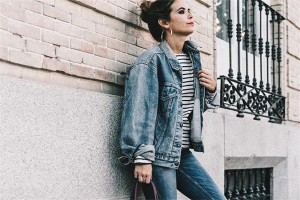 條紋打底衫配什么外套 萬能打底就選它 條紋打底衫配什么外套 萬能打底就選它