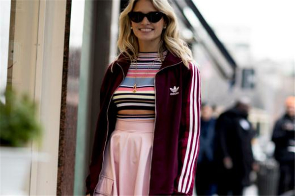 條紋打底衫配什么外套 萬能打底就選它 條紋打底衫配什么外套 萬能打底就選它