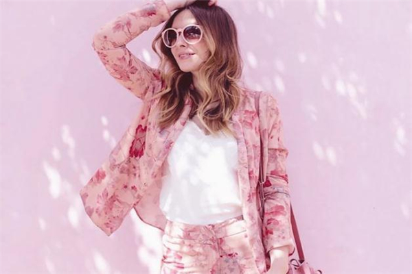 櫻花粉配什么顏色好看 可愛迷人的春季穿搭 櫻花粉配什么顏色好看 可愛迷人的春季穿搭