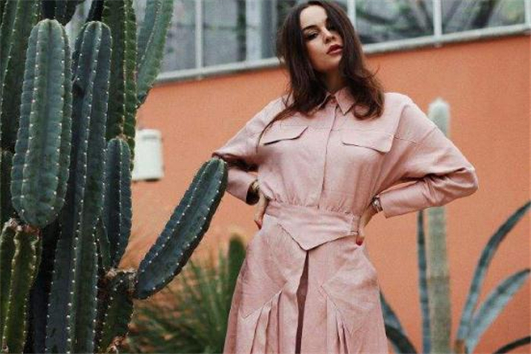 櫻花粉配什么顏色好看 可愛迷人的春季穿搭 櫻花粉配什么顏色好看 可愛迷人的春季穿搭