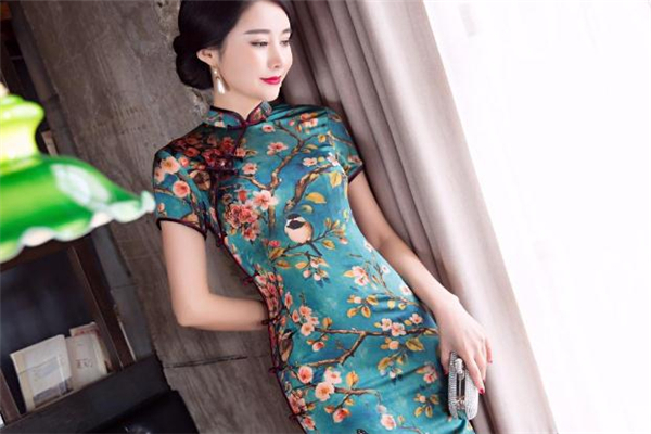 旗袍適合什么年齡段的人穿 成熟女性更適合 旗袍適合什么年齡段的人穿 成熟女性更適合