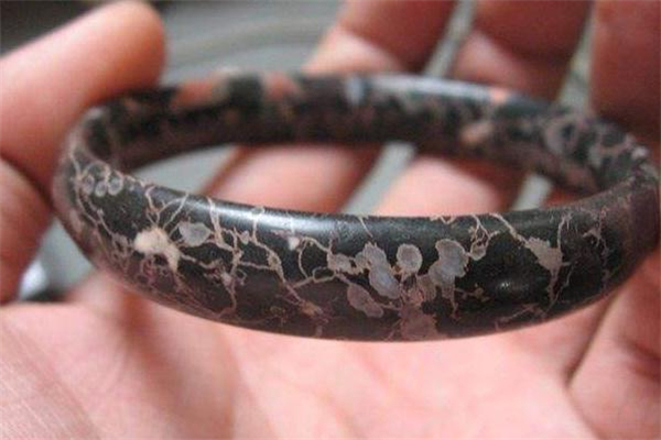 梅花玉手鐲什么樣的好 梅花玉選購標(biāo)準(zhǔn) 梅花玉手鐲什么樣的好 梅花玉選購標(biāo)準(zhǔn)