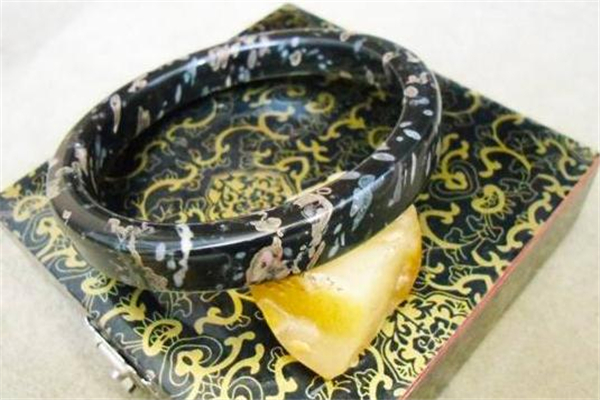 梅花玉手鐲什么樣的好 梅花玉選購標(biāo)準(zhǔn) 梅花玉手鐲什么樣的好 梅花玉選購標(biāo)準(zhǔn)