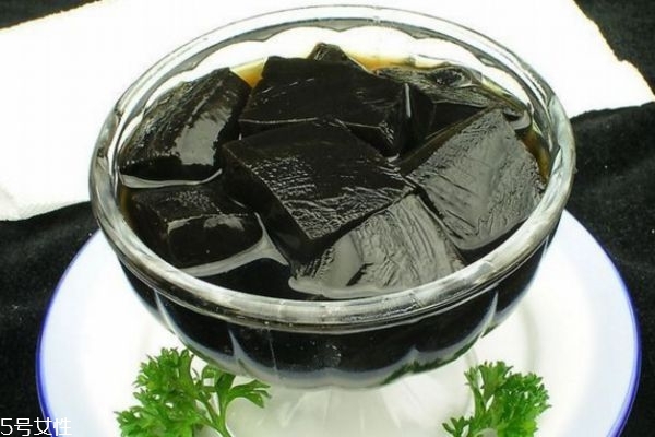 龜苓膏多久吃一次比較好 吃龜苓膏的好處和壞處 龜苓膏多久吃一次比較好 吃龜苓膏的好處和壞處