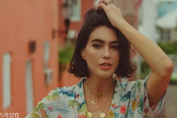 臉大適合直發(fā)嗎 臉大適合直發(fā)還是卷發(fā) 臉大適合直發(fā)嗎 臉大適合直發(fā)還是卷發(fā)