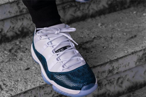 aj11 low藍(lán)蛇開箱測評 aj11 low藍(lán)蛇實物上腳