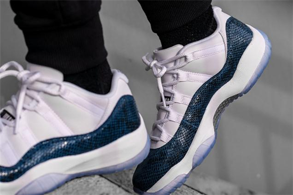 aj11 low藍(lán)蛇開箱測評 aj11 low藍(lán)蛇實物上腳