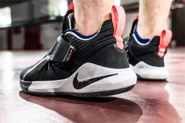 耐克詹姆斯使節(jié)11耐磨嗎 使節(jié)11耐磨性測試 耐克詹姆斯使節(jié)11耐磨嗎 使節(jié)11耐磨性測試