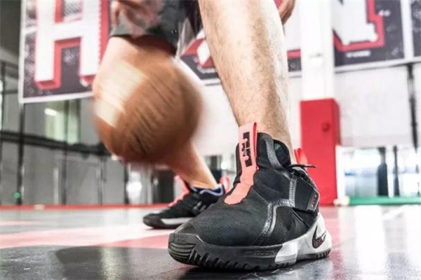 耐克詹姆斯使節(jié)11耐磨嗎 使節(jié)11耐磨性測試 耐克詹姆斯使節(jié)11耐磨嗎 使節(jié)11耐磨性測試