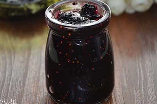 桑葚酒的制作方法 高度酒的選取 桑葚酒的制作方法 高度酒的選取