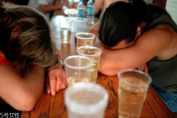 如何解酒效果最好 這樣做可以緩解宿醉 如何解酒效果最好 這樣做可以緩解宿醉