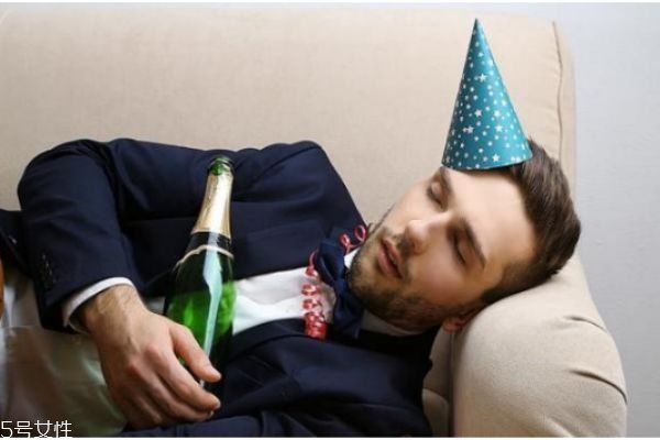 如何解酒效果最好 這樣做可以緩解宿醉 如何解酒效果最好 這樣做可以緩解宿醉