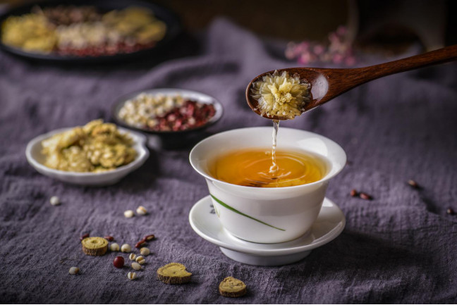 眼睛干澀酸脹怎么辦？來點(diǎn)花茶加越橘葉黃素