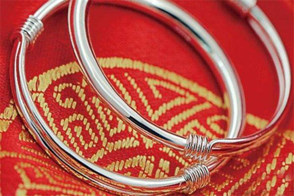 老鳳祥銀手鐲可以換嗎 老鳳祥以舊換新規(guī)則 老鳳祥銀手鐲可以換嗎 老鳳祥以舊換新規(guī)則