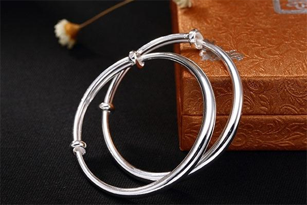 老鳳祥銀手鐲可以換嗎 老鳳祥以舊換新規(guī)則 老鳳祥銀手鐲可以換嗎 老鳳祥以舊換新規(guī)則