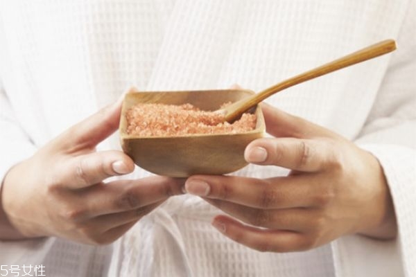 浴鹽可以起泡泡嗎 浴鹽泡澡的使用方法 浴鹽可以起泡泡嗎 浴鹽泡澡的使用方法