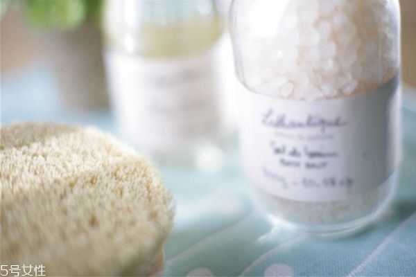 浴鹽可以起泡泡嗎 浴鹽泡澡的使用方法 浴鹽可以起泡泡嗎 浴鹽泡澡的使用方法