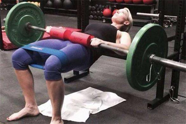 臀沖的最大重量是多少 負(fù)重臀沖多重合適 臀沖的最大重量是多少 負(fù)重臀沖多重合適