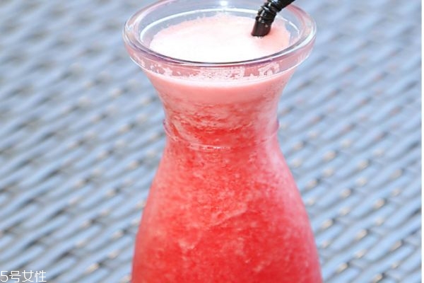 西瓜怎么榨汁好喝 西瓜榨汁加不加水 西瓜怎么榨汁好喝 西瓜榨汁加不加水