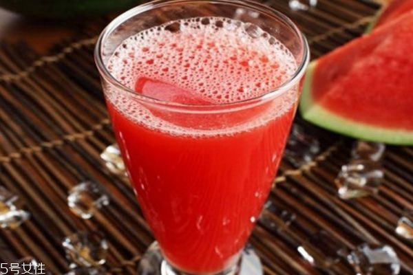 西瓜怎么榨汁好喝 西瓜榨汁加不加水 西瓜怎么榨汁好喝 西瓜榨汁加不加水