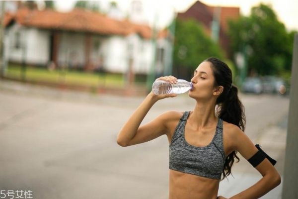 化妝跑步會(huì)對(duì)皮膚有害嗎 千萬(wàn)不要帶妝運(yùn)動(dòng) 化妝跑步會(huì)對(duì)皮膚有害嗎 千萬(wàn)不要帶妝運(yùn)動(dòng)
