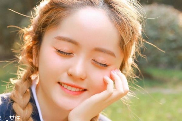 為什么女生喜歡向愛(ài)的人撒嬌呢 女生撒嬌的常見(jiàn)幾種表現(xiàn) 為什么女生喜歡向愛(ài)的人撒嬌呢 女生撒嬌的常見(jiàn)幾種表現(xiàn)