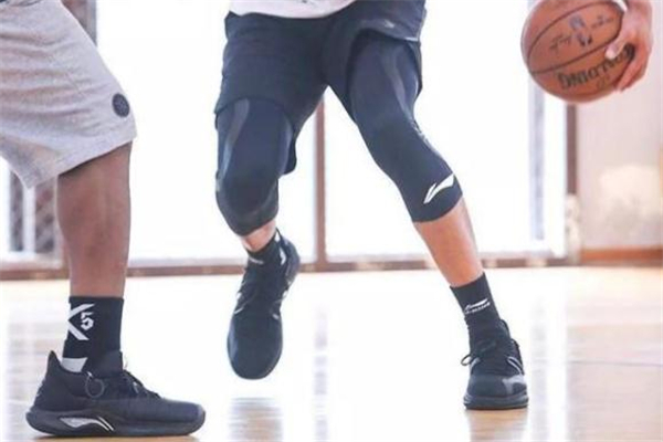 李寧閃擊6實物圖 閃擊6低幫和高幫區(qū)別 李寧閃擊6實物圖 閃擊6低幫和高幫區(qū)別