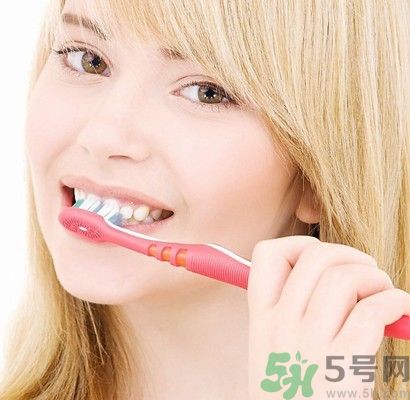刷牙用冷水還是熱水好？刷牙用熱水有什么好？