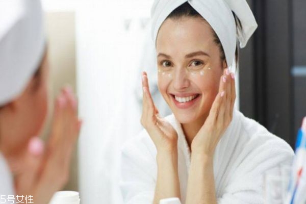 經(jīng)期老長痘痘怎么辦 經(jīng)期長痘痘是什么原因 經(jīng)期老長痘痘怎么辦 經(jīng)期長痘痘是什么原因