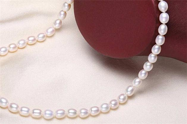 珍珠項鏈適合哪個年齡 珍珠項鏈適合多大年齡的人戴 珍珠項鏈適合哪個年齡 珍珠項鏈適合多大年齡的人戴
