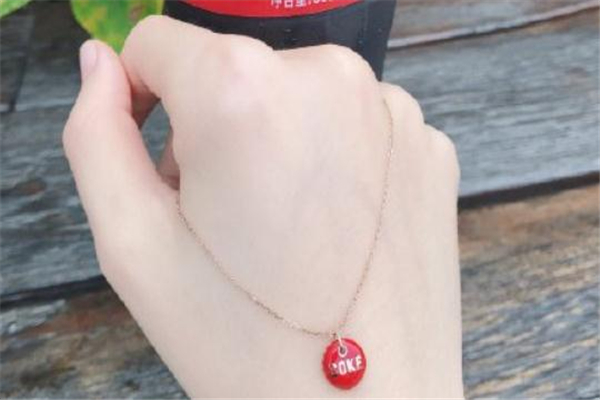 肥宅快樂水項(xiàng)鏈多少錢 周大?？煽诳蓸讽?xiàng)鏈價(jià)格