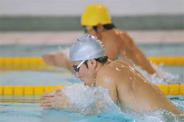 蛙泳蹬腿往后還是往下 蛙泳蹬腿時(shí)哪里發(fā)力 蛙泳蹬腿往后還是往下 蛙泳蹬腿時(shí)哪里發(fā)力